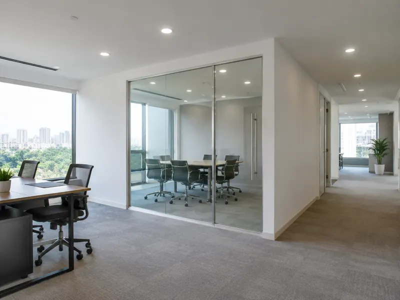 Escritório com divisórias de drywall e forro com spots